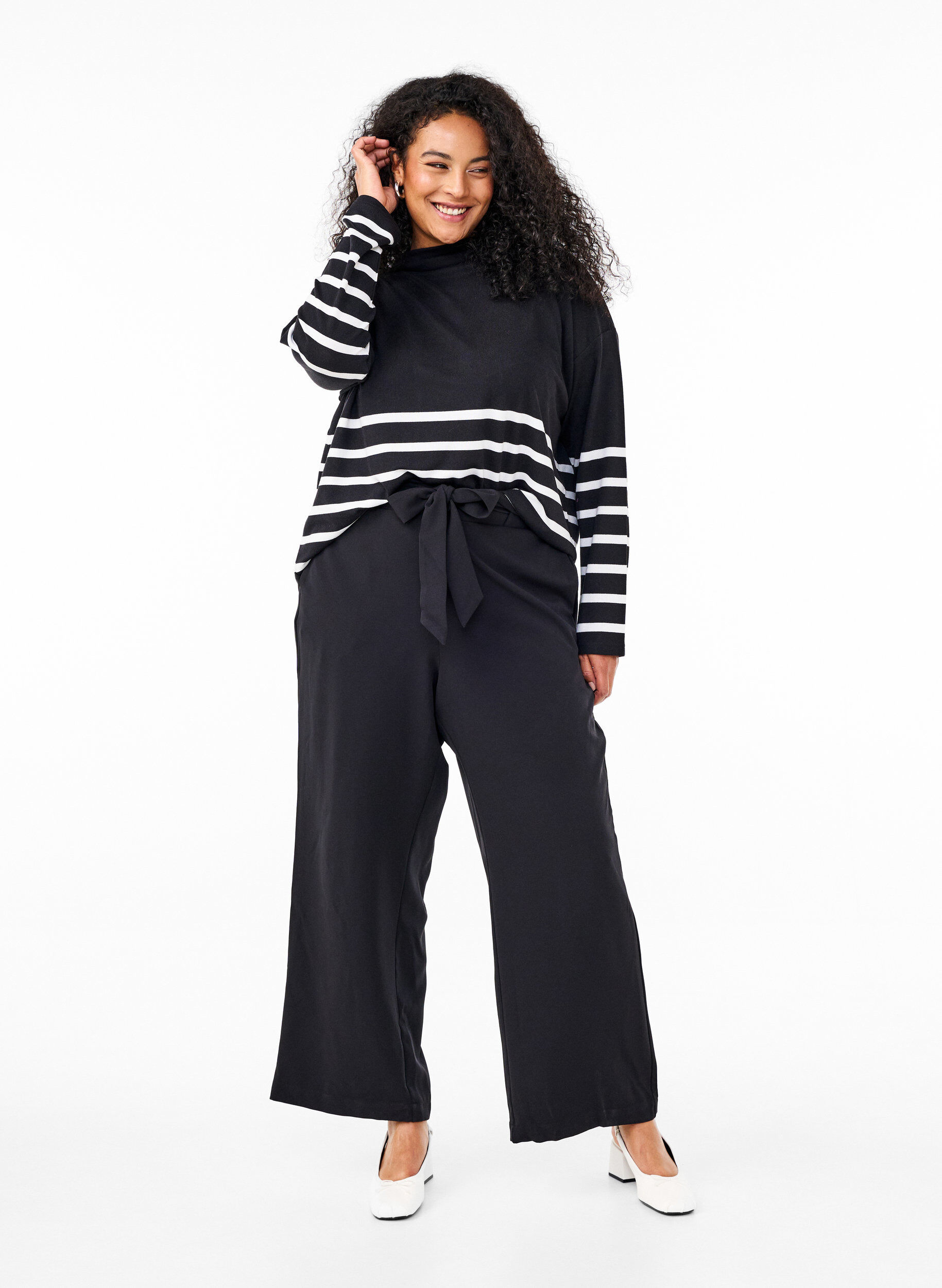 Zizzi Blus med h&ouml;g hals och l&aring;nga &auml;rmar, Svart, Model image number 1