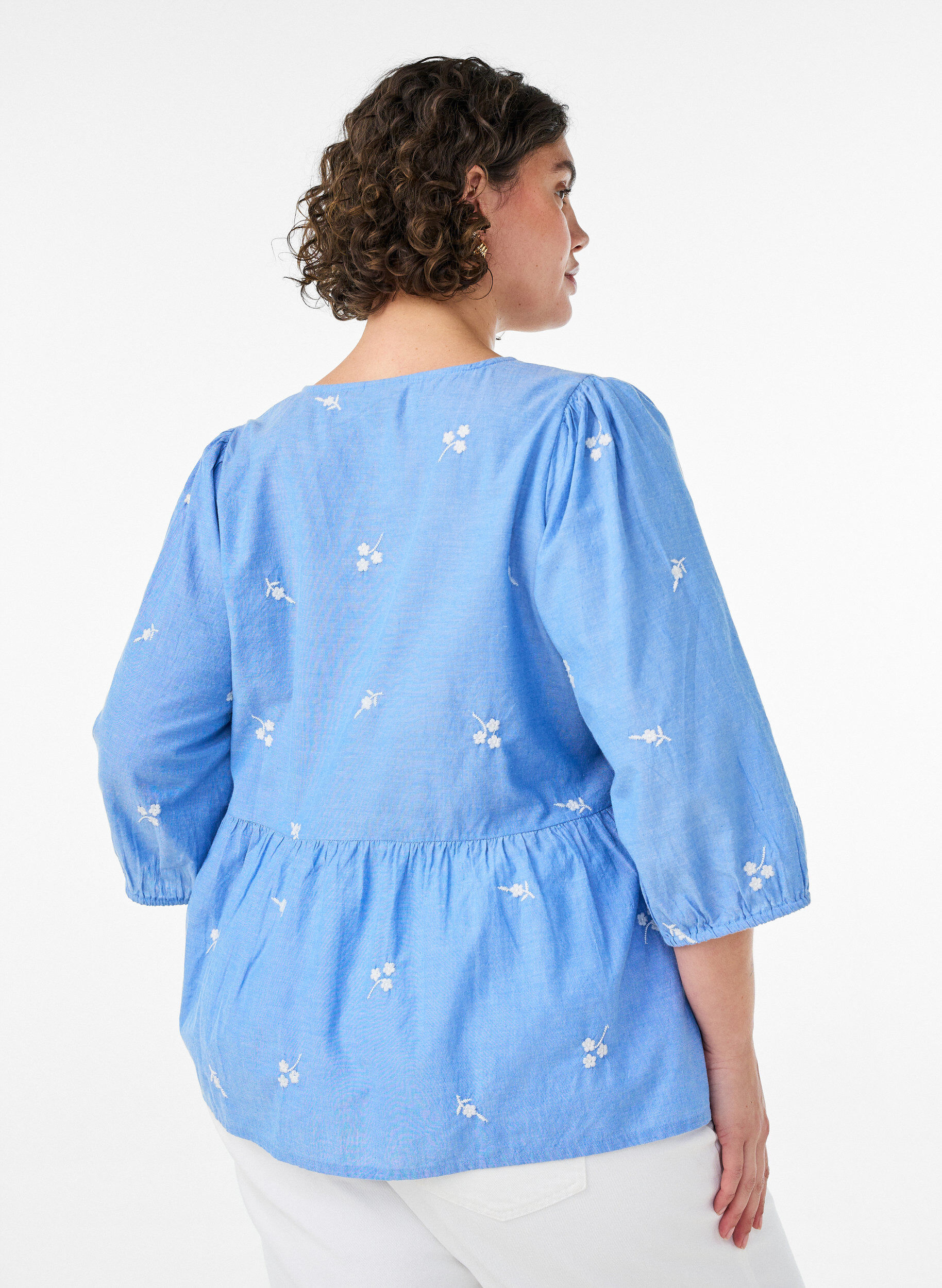 ZizziBlus i bomull med broderade blommor och knappkn&auml;ppning, Bl&aring;, Model image number 2
