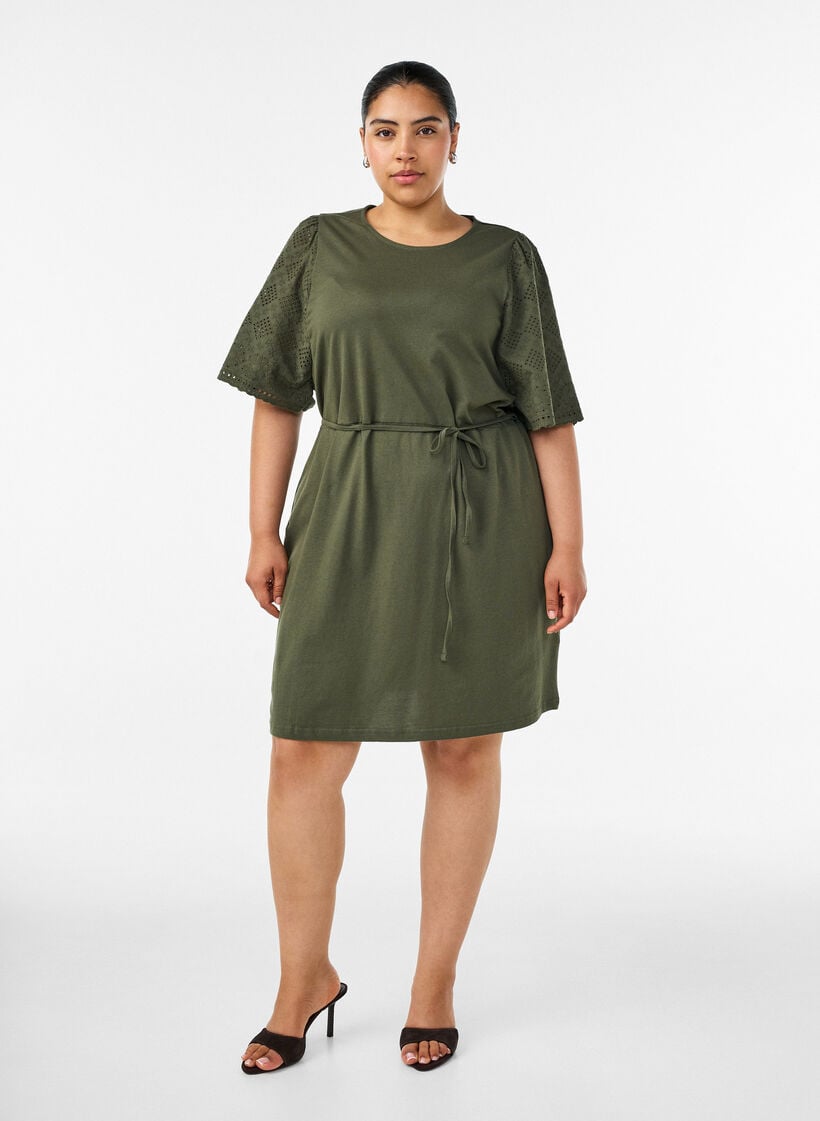 Kl&auml;nning i bomull med &auml;rmar i broderie anglaise och knytsk&auml;rp i midjan, Gr&ouml;n, Model image number 1