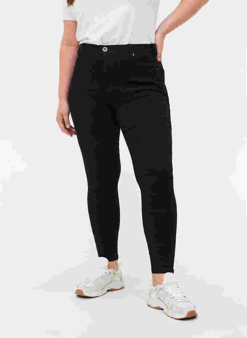 Croppade Amy jeans med blixtlås, Black denim, Model image number 3