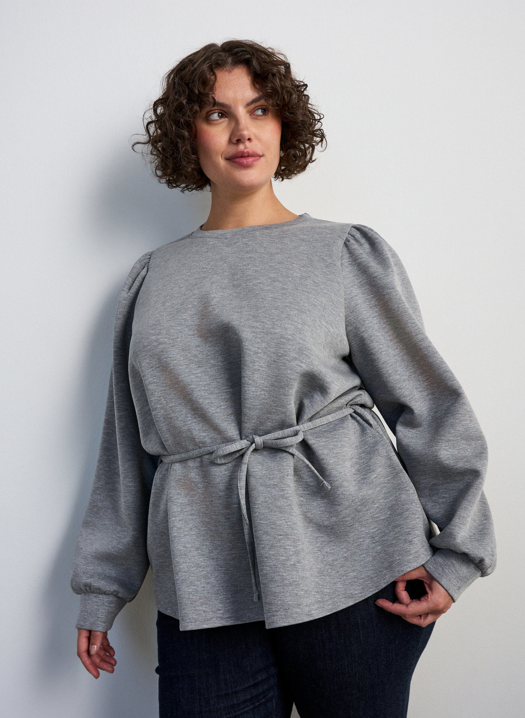 ZizziBlus med knytband och puff&auml;rmar, Gr&aring;, Model image number 3