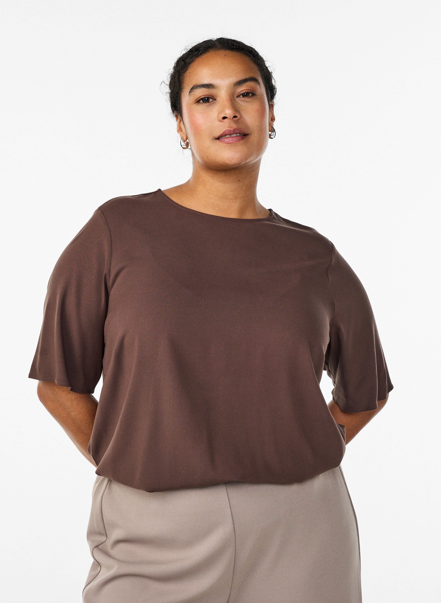 Kort&auml;rmad v&auml;vd blus med rund hals, Brun, Model
