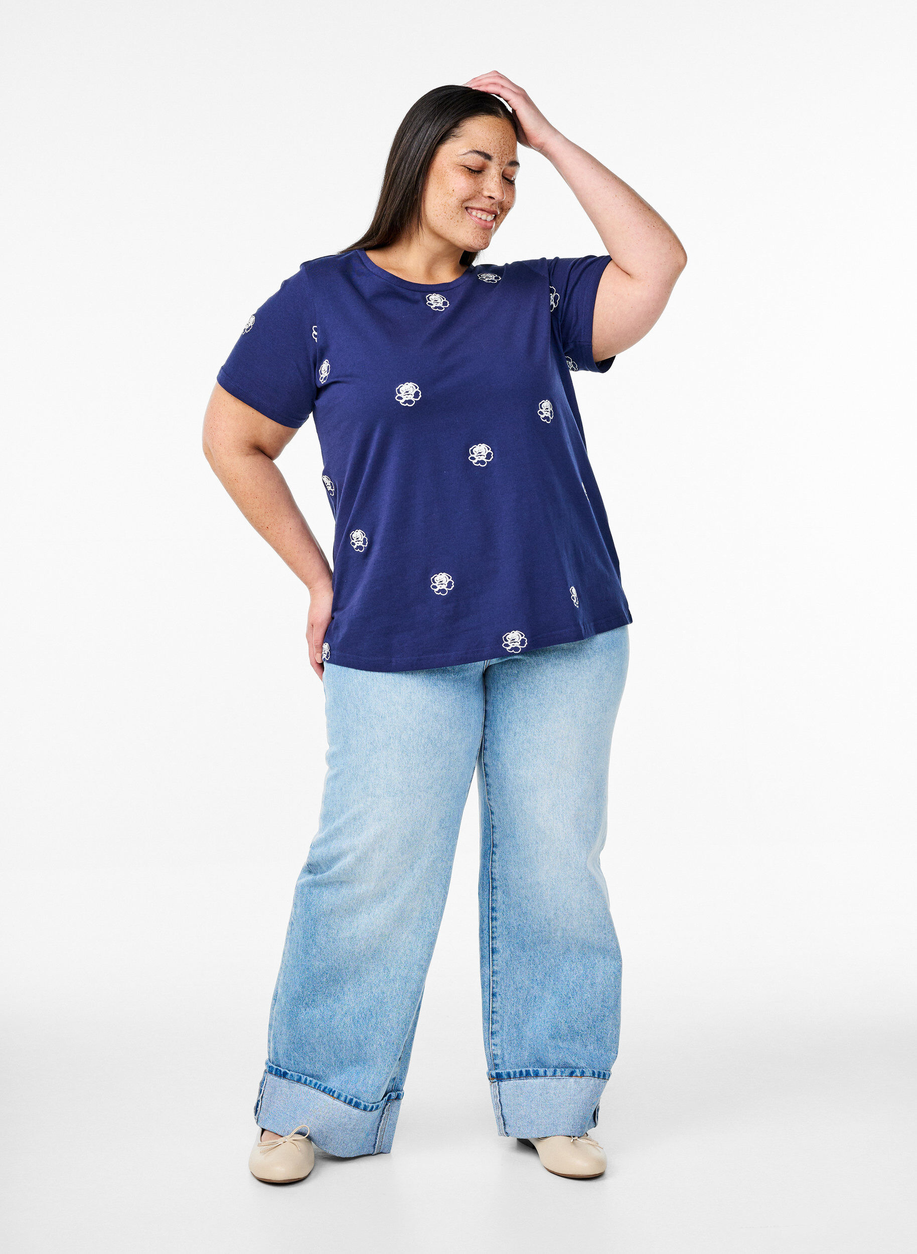 ZizziT-shirt i ekologisk bomull med broderade motiv, Bl&aring;, Model image number 1