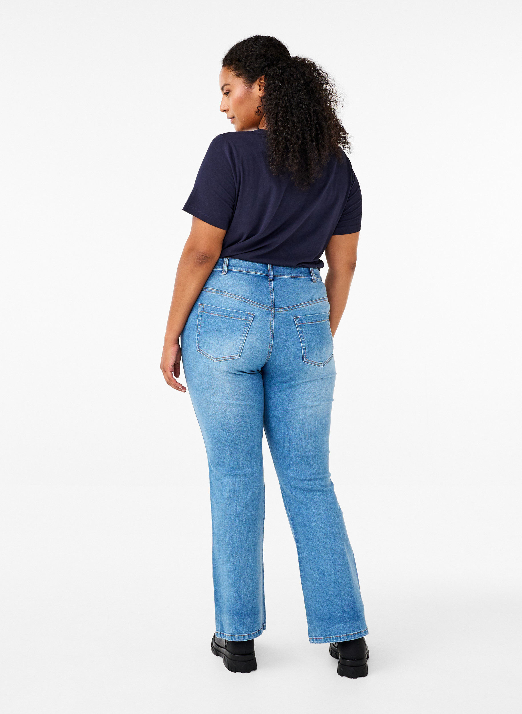Zizzi Ellen bootcut jeans med h&ouml;g midja, Bl&aring;, Model image number 1