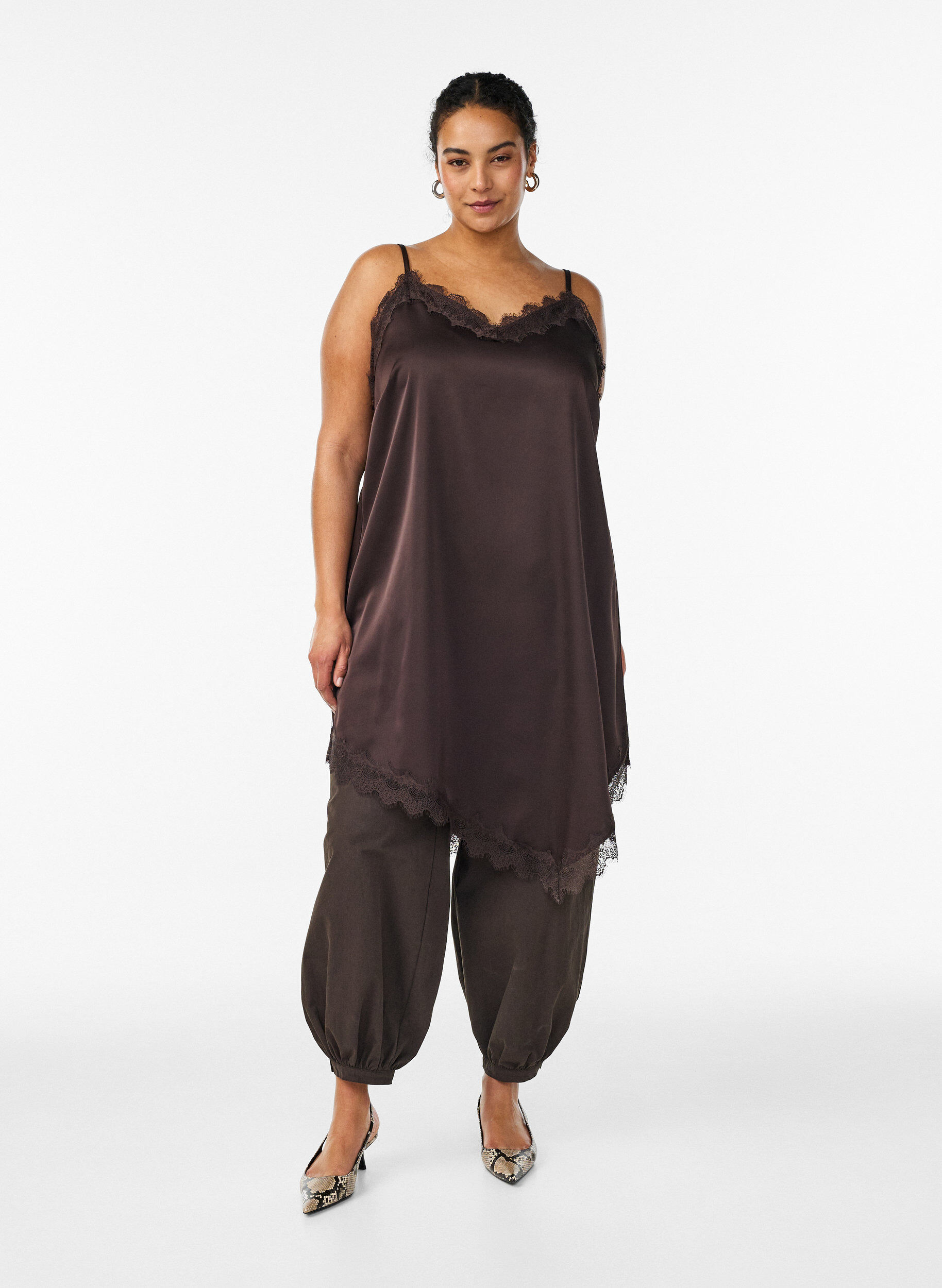 Zizzi Kl&auml;nning i satinlook med spetskant, Brun, Model image number 1