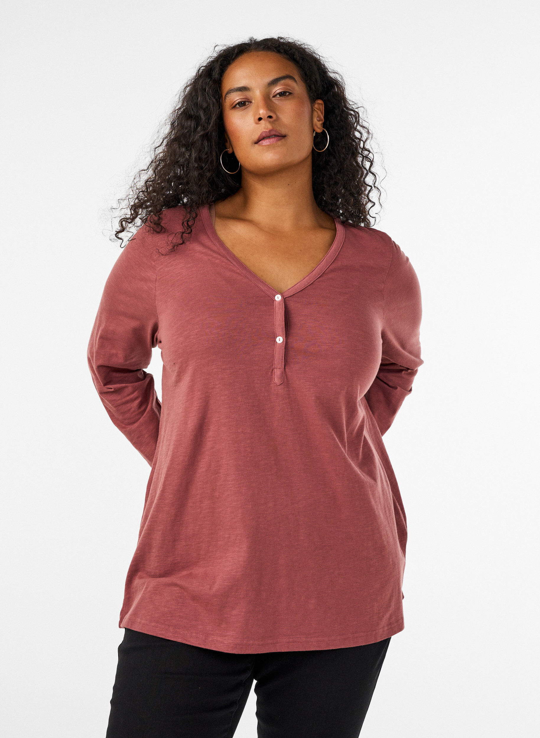 L&aring;ng&auml;rmad t-shirt med v-ringning och knappar, Brun, Model