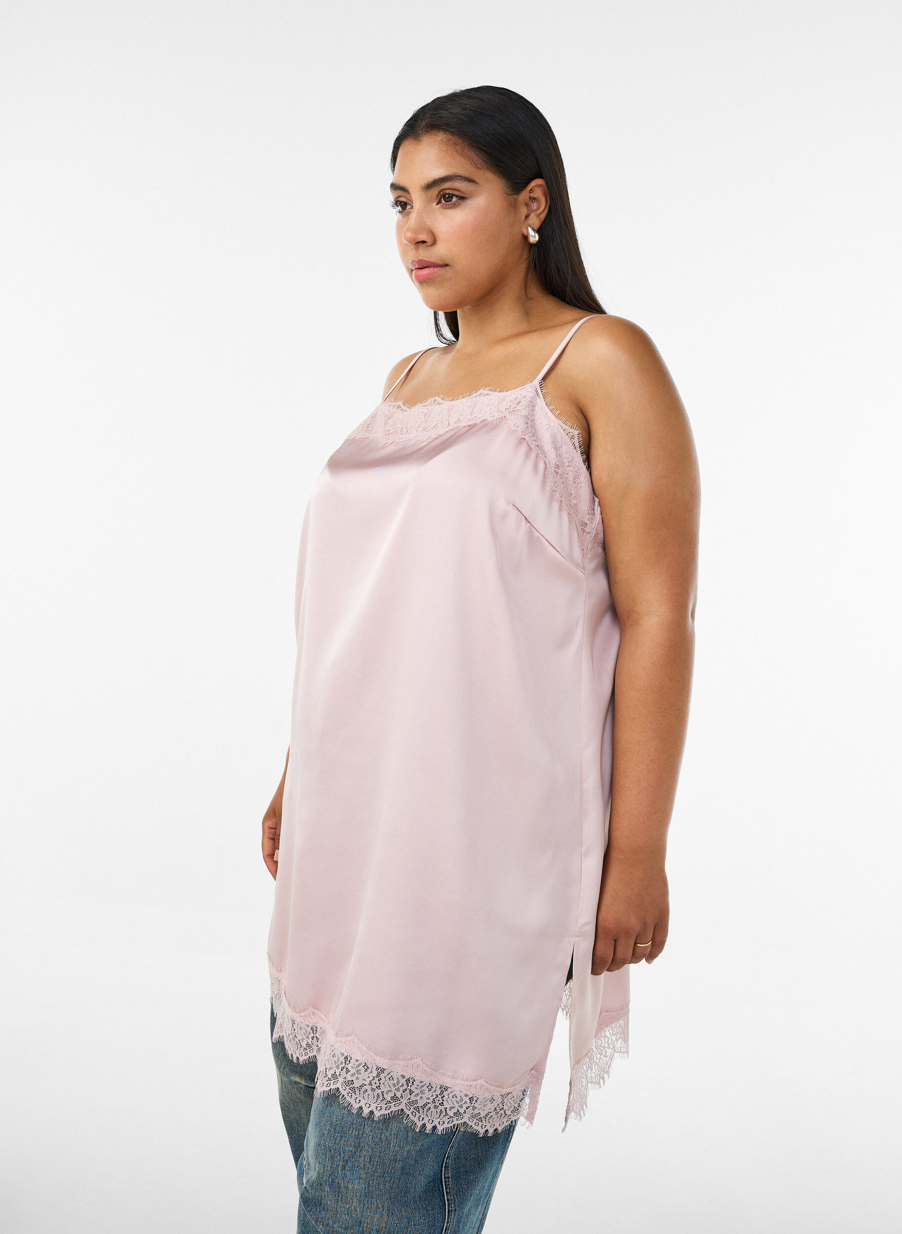 L&aring;ng topp i satin med spetskanter, Rosa, Model