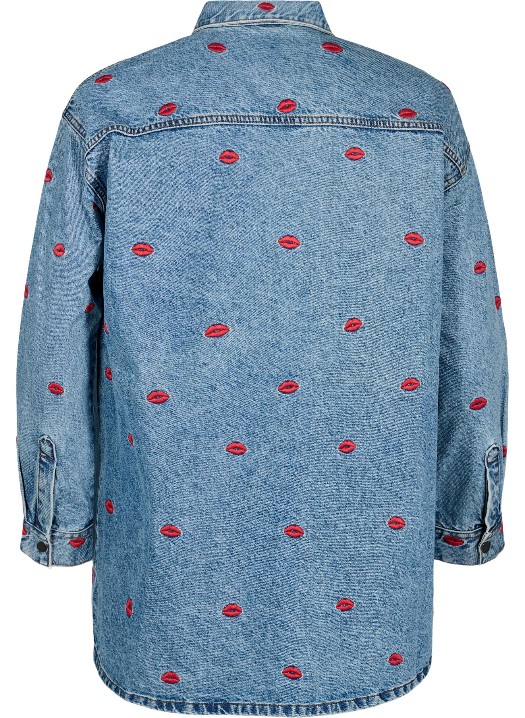 Zizzi L&ouml;s jeanskjorta med broderade l&auml;ppar, Light Blue Kiss, Packshot image number 1