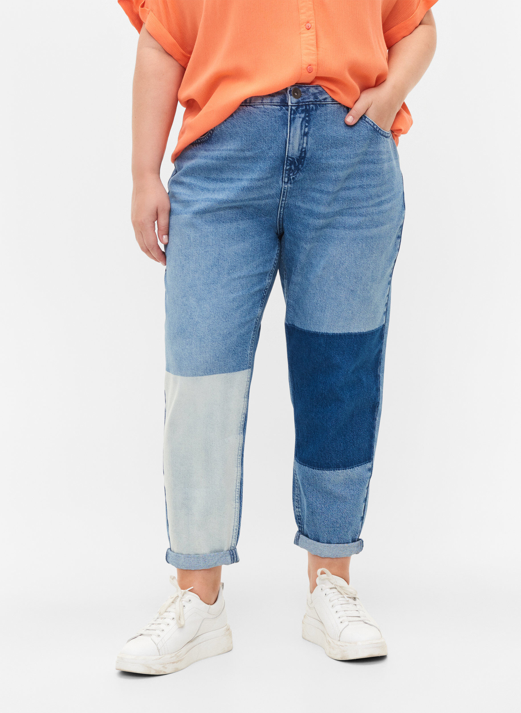 Zizzi Mille mom fit jeans med blockf&auml;rgat m&ouml;nster, Blue Denim Comb, Model image number 2