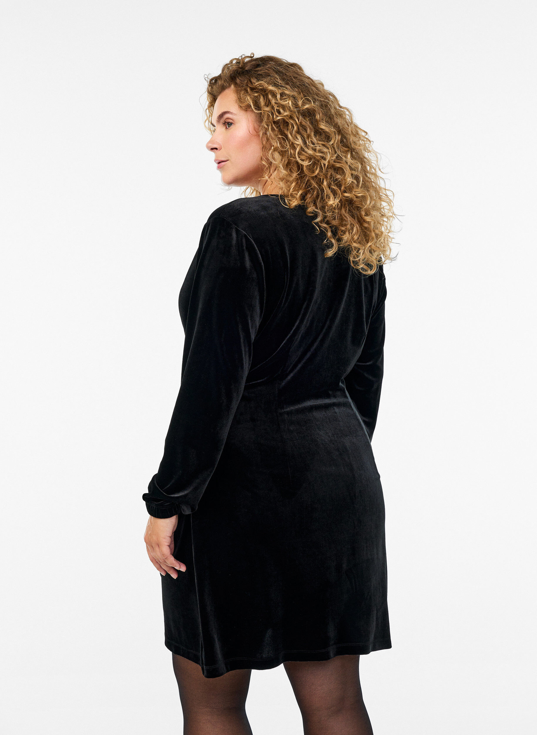 Zizzi Kort kl&auml;nning i velour med omlotteffekt, Svart, Model image number 2