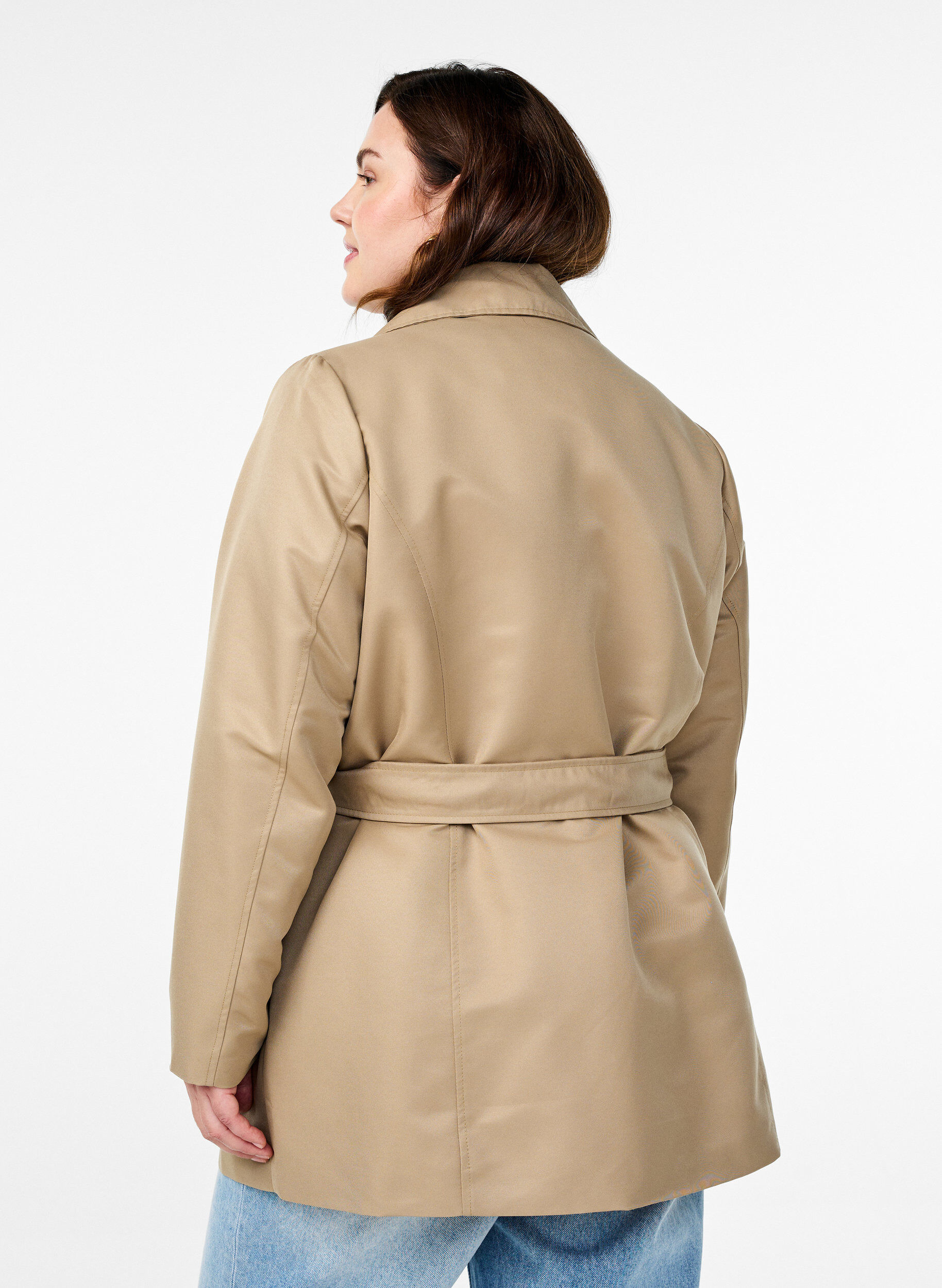 Zizzi Kort trenchcoat med sk&auml;rp, Beige, Model image number 2