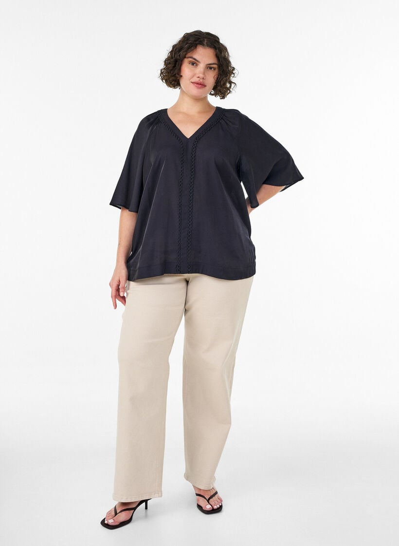 Blus i viskos med v-ringning och dekorativa detaljer, Svart, Model image number 1