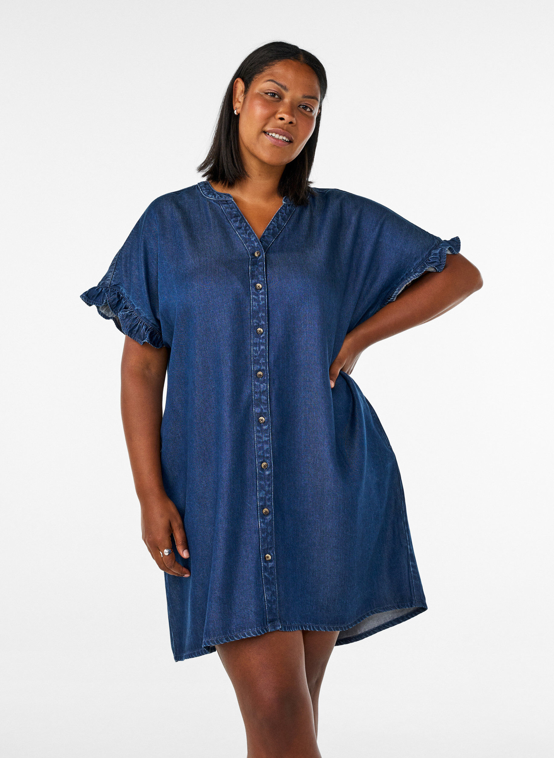 Kl&auml;nning i denimlook med knappar och volang&auml;rmar, Bl&aring;, Model
