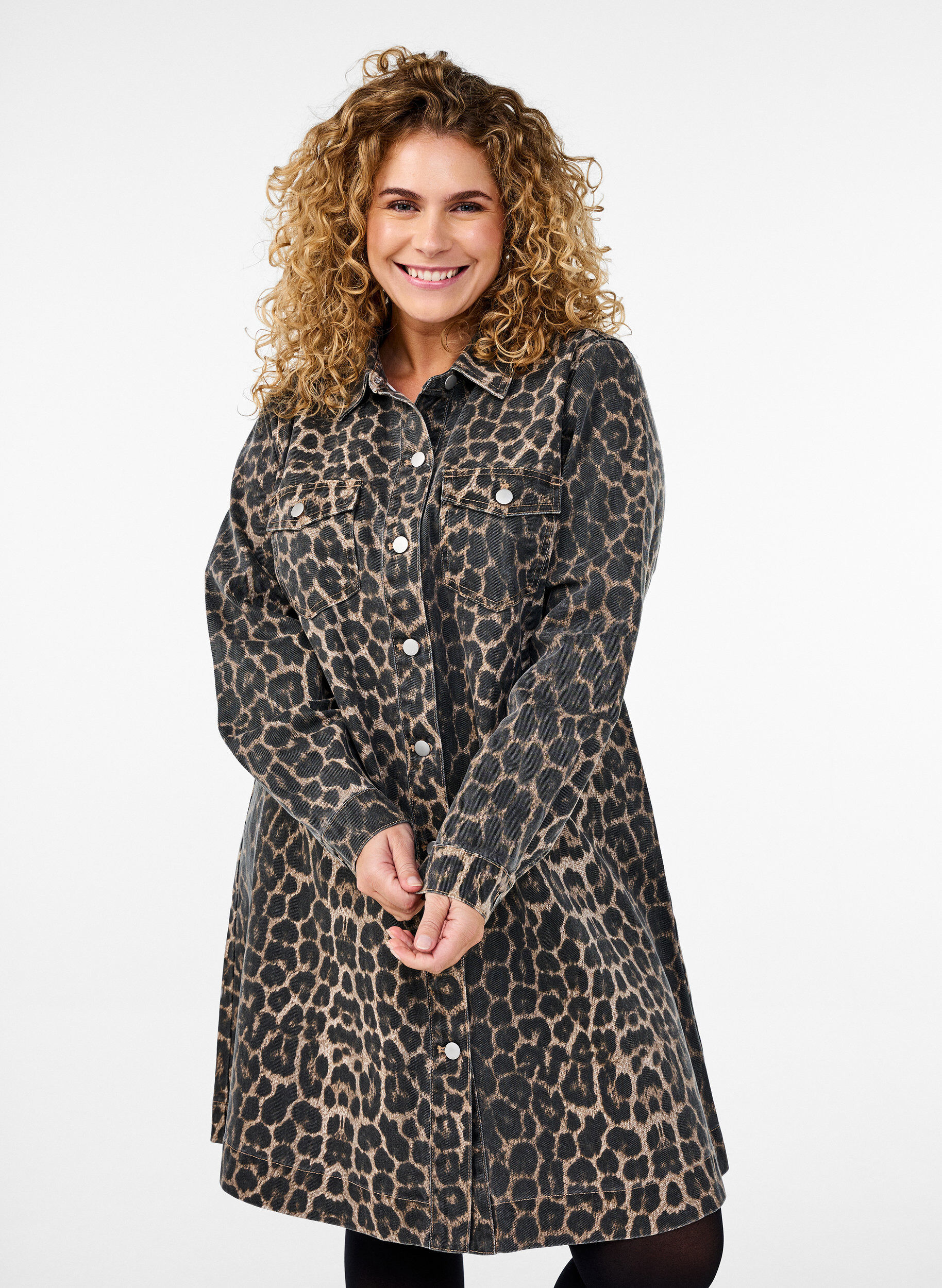 L&aring;ng&auml;rmad jeanskl&auml;nning med leopardm&ouml;nster, Brun, Model