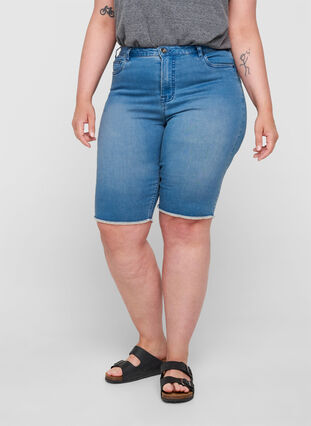 Kroppsnära jeansshorts med råa kanter, Blue Denim, Model image number 2