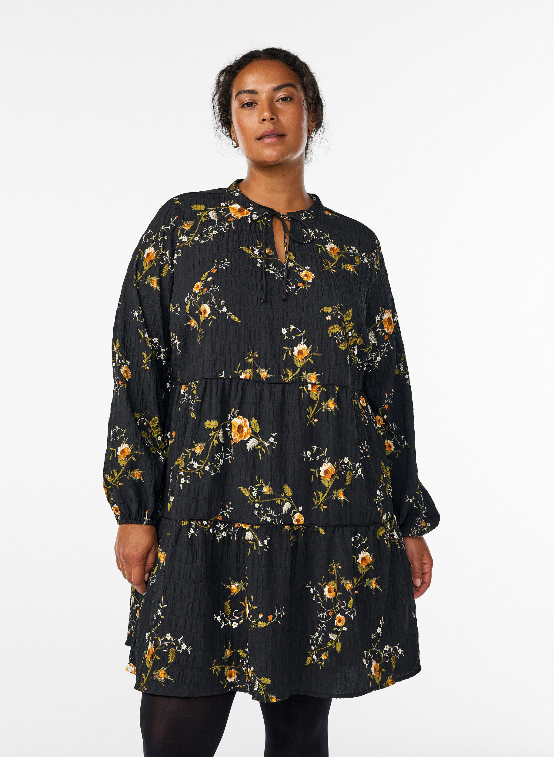 ZizziKl&auml;nning med blommigt tryck och knytning, Svart, Model image number 0