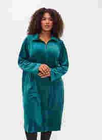 Klänning  i velour med blixtlås och fickor, Ponderosa Pine, Model