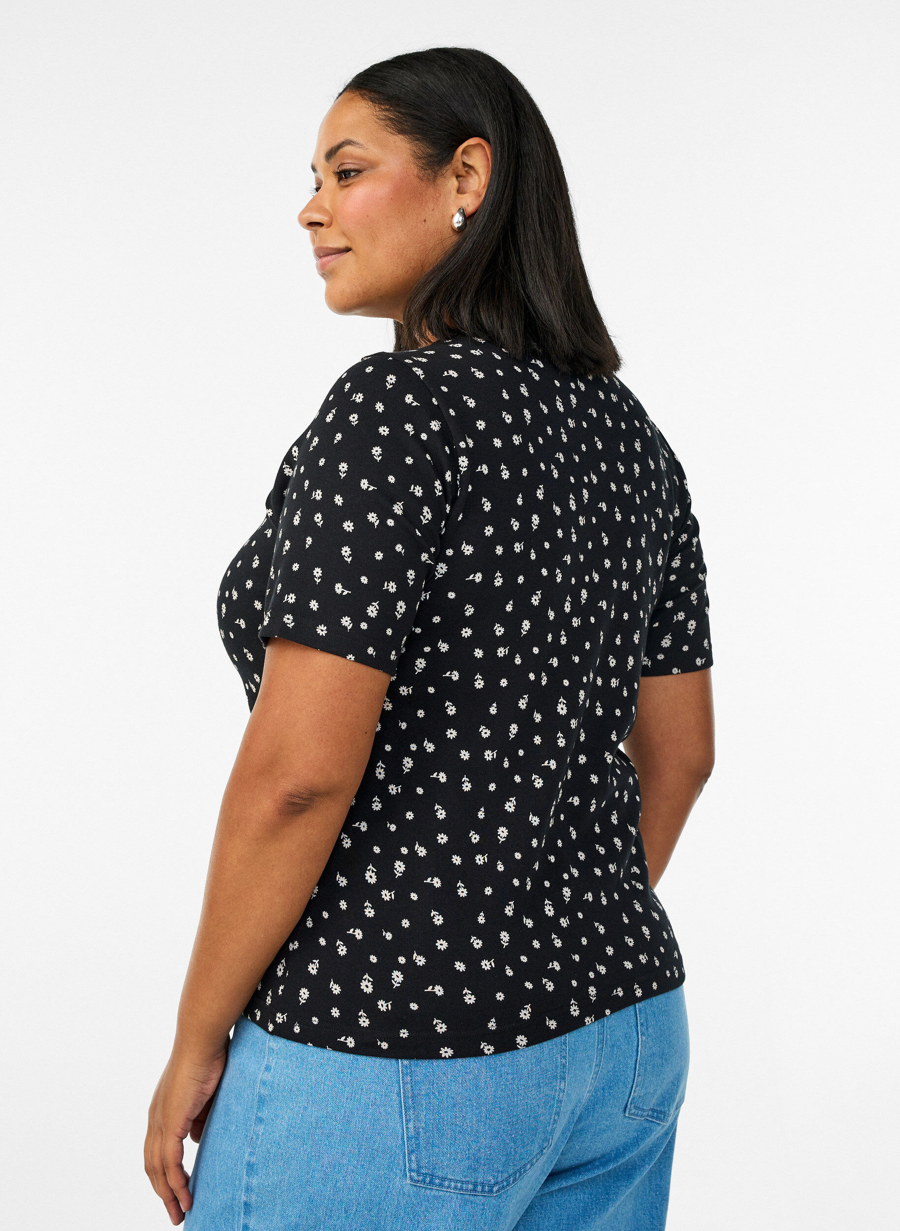 Zizzi T-shirt i bomull med helt&auml;ckande tryck, Svart, Model image number 2