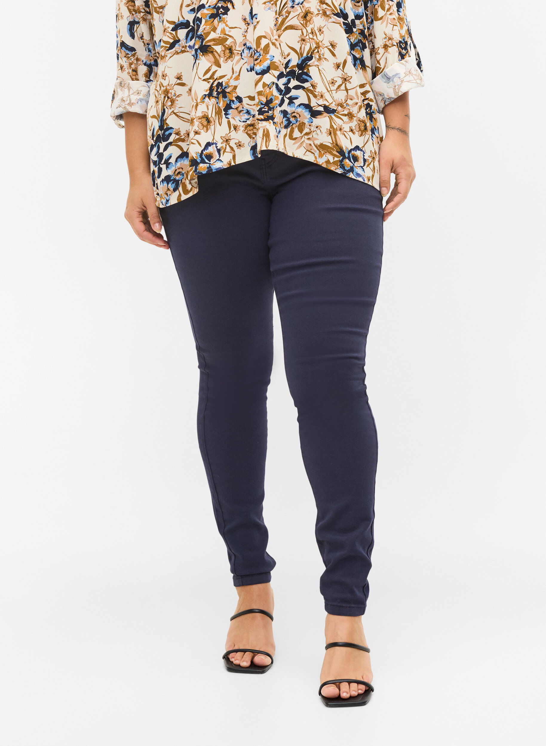 Zizzi Super slim Amy jeans med h&ouml;g midja, Night Sky, Model image number 3