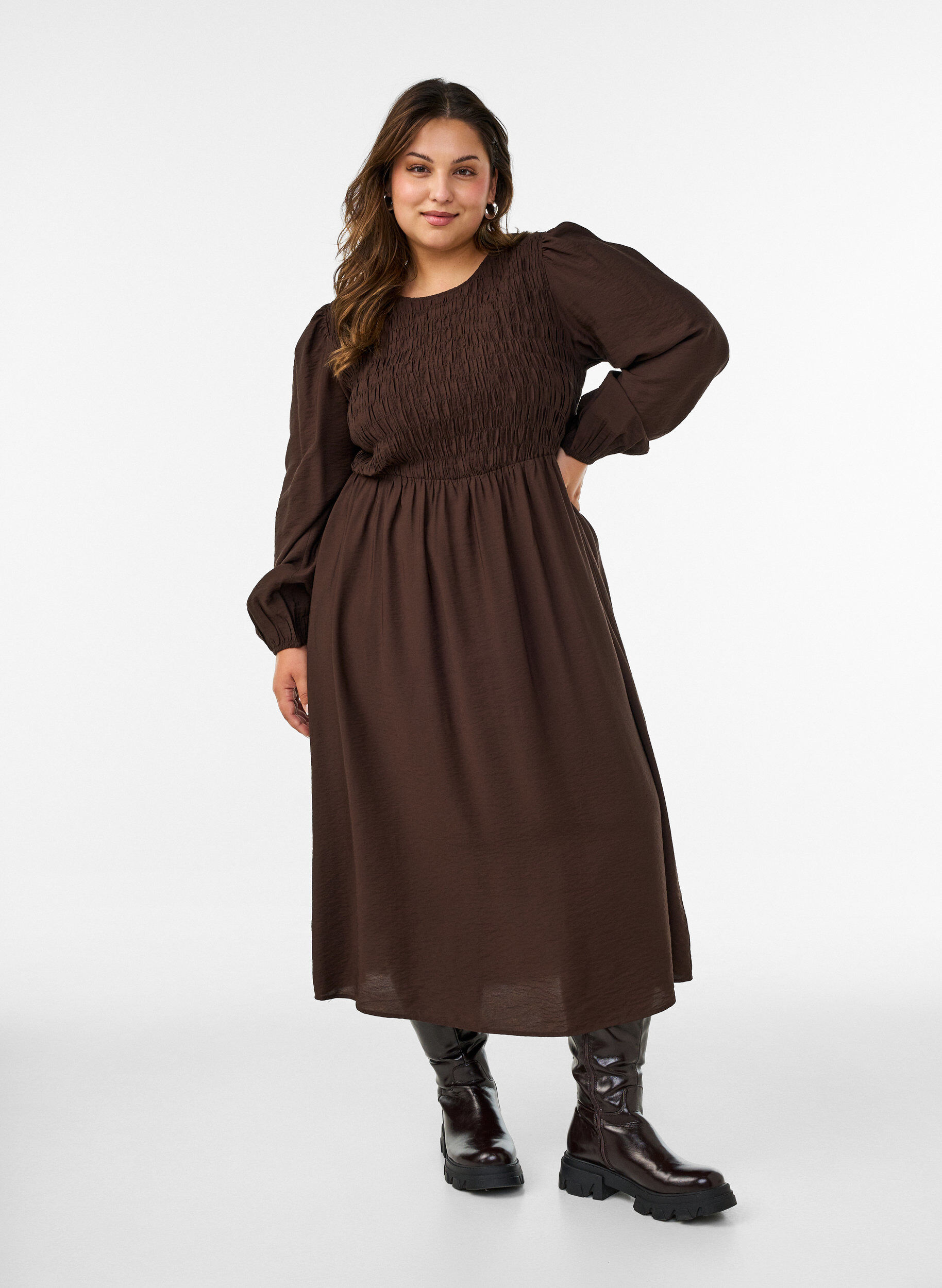 Midikl&auml;nning i viskos med smock, Brun, Model