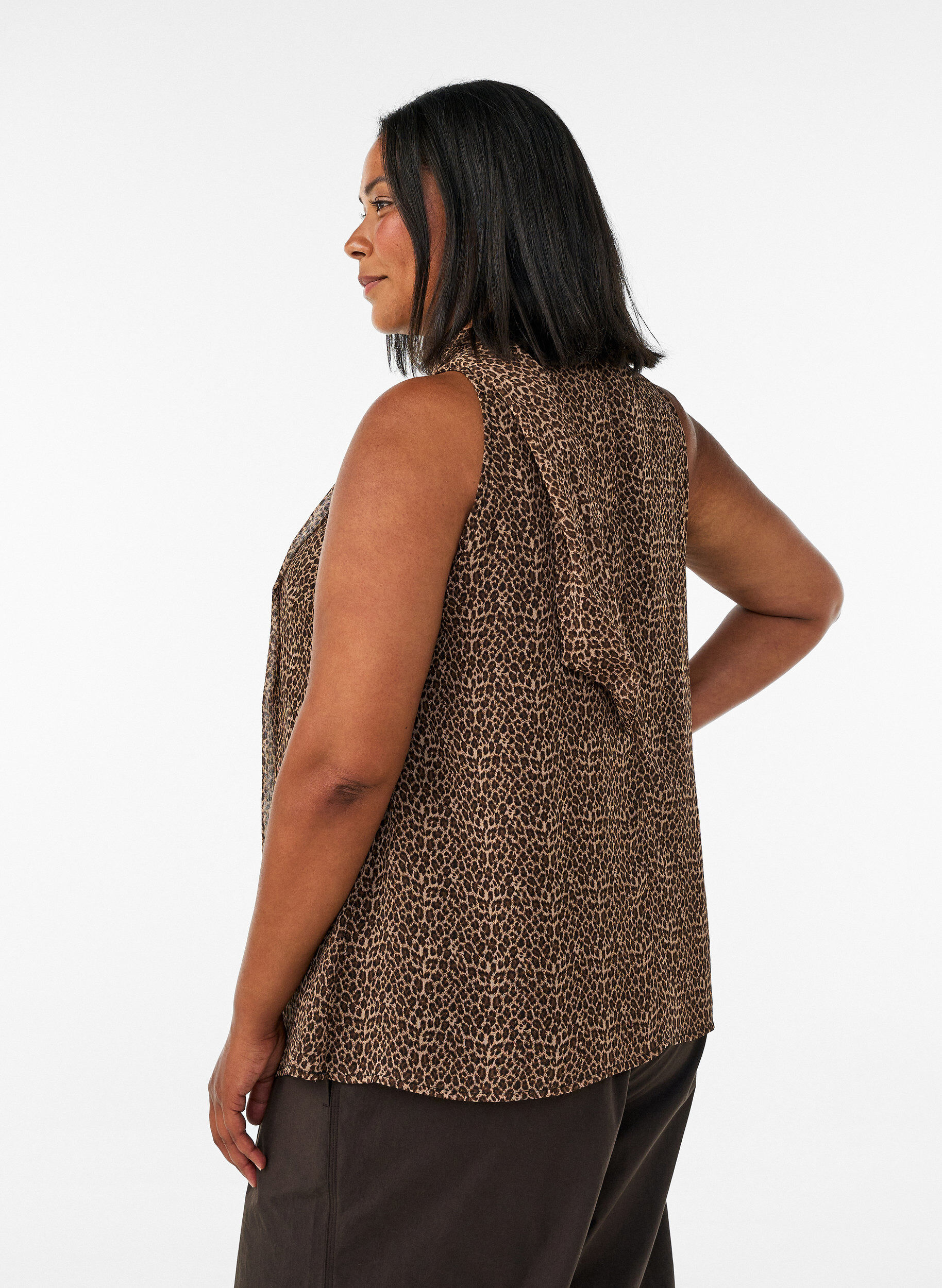 Zizzi&Auml;rml&ouml;s blus med h&ouml;g hals och rosett, Brun, Model image number 2
