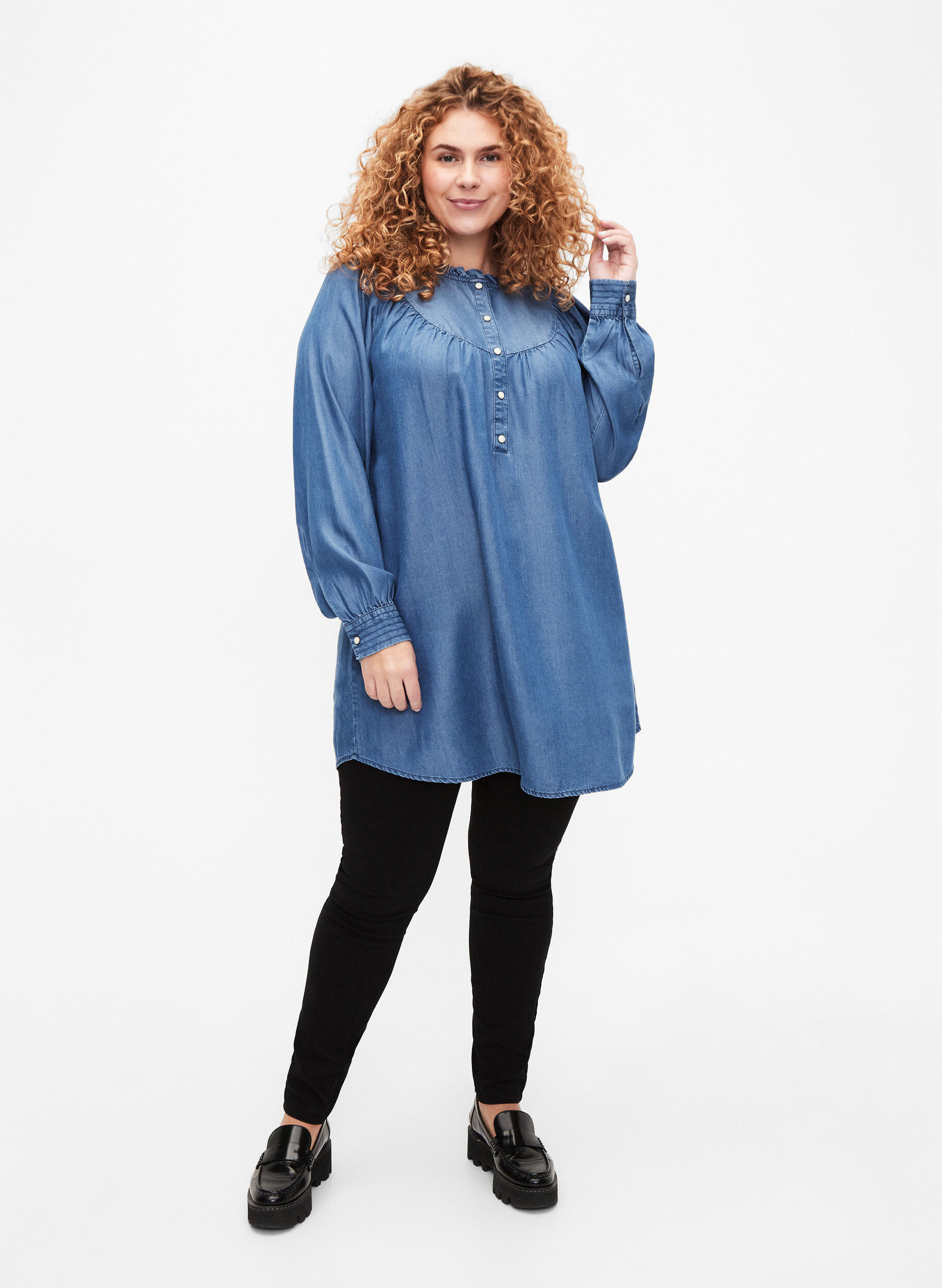 Zizzi L&aring;ng&auml;rmad tunika av TENCEL&trade; Lyocell, Medium Blue denim, Model image number 2