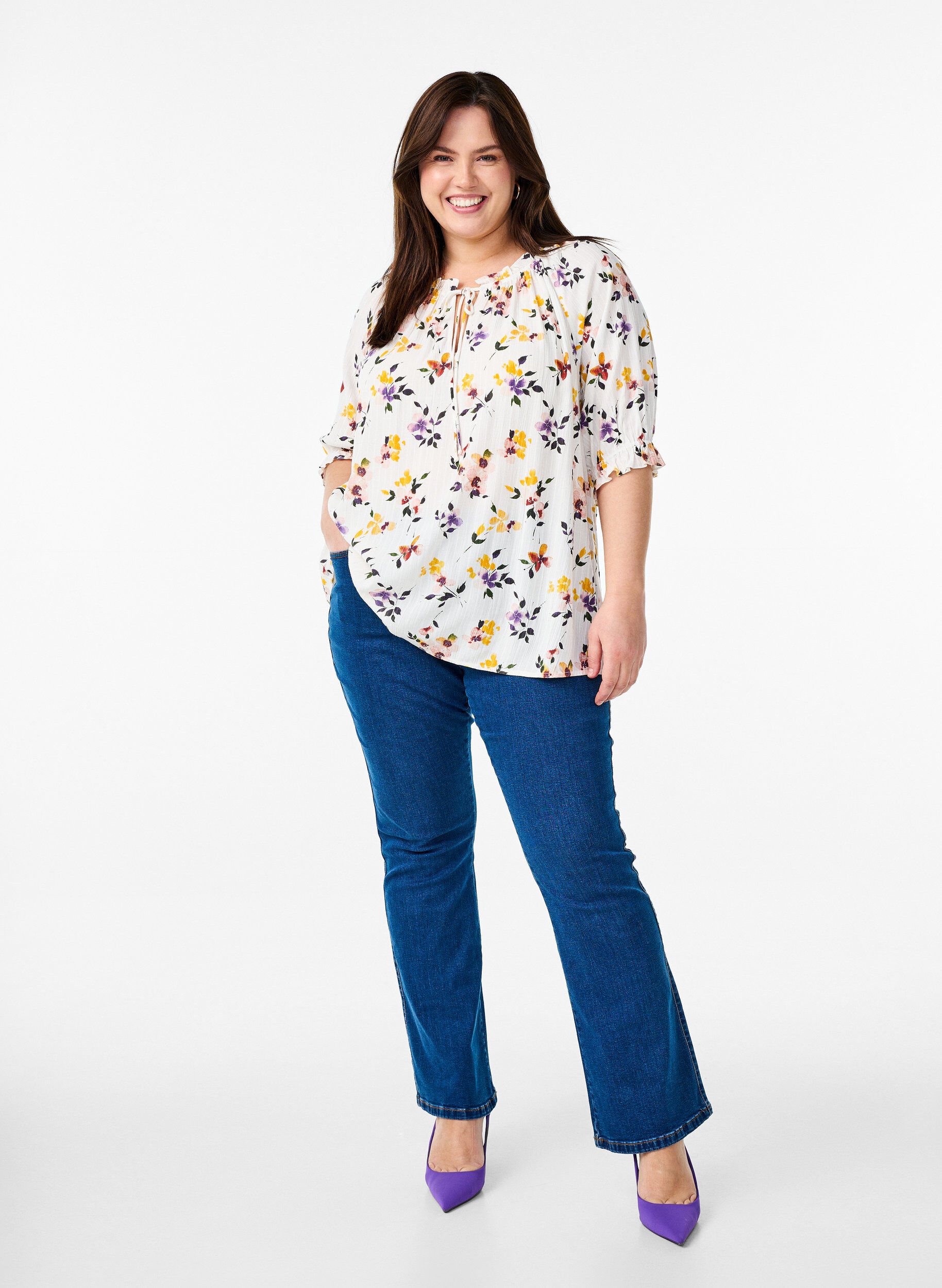 ZizziBlommig viskosblus med halvl&aring;nga &auml;rmar, Vit, Model image number 1