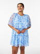 Kort kl&auml;nning i chiffonglook med blommigt m&ouml;nster och volanglager, Bl&aring;, Model image number 0