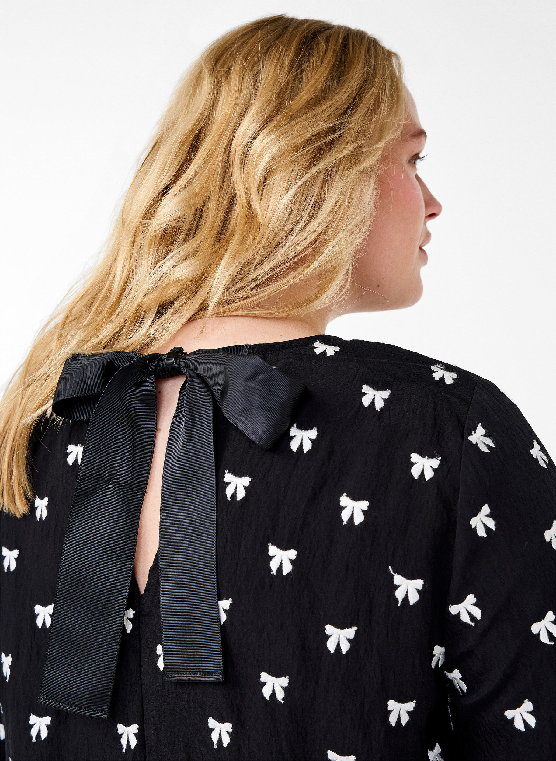 Zizzi Tunika med rosetter och trekvarts&auml;rmar, Svart, Model image number 3