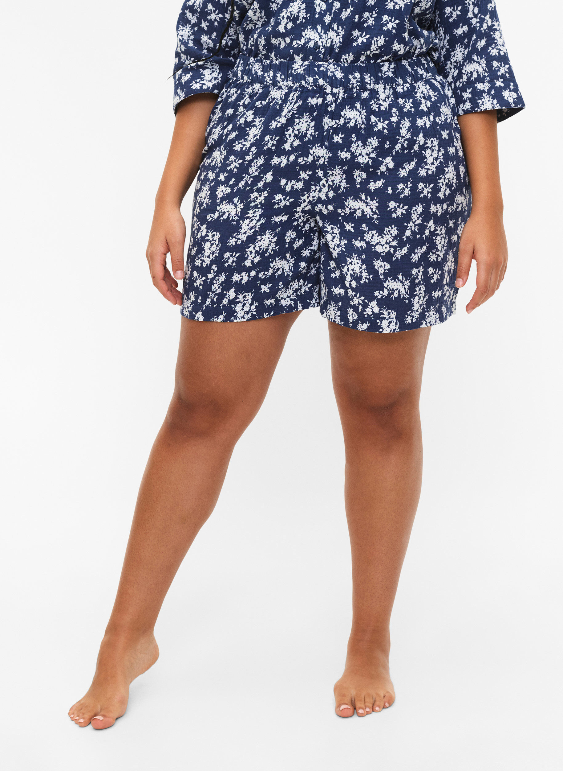 Zizzi  Blommiga nattshorts i bomull, V. Indigo Flower AOP, Model image number 2