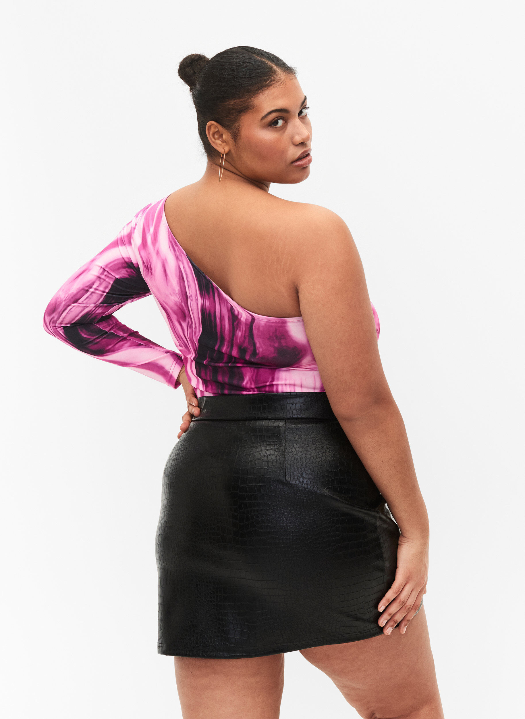 Zizzi Kjol i l&auml;derimitation med djurm&ouml;nster, Black, Model image number 1