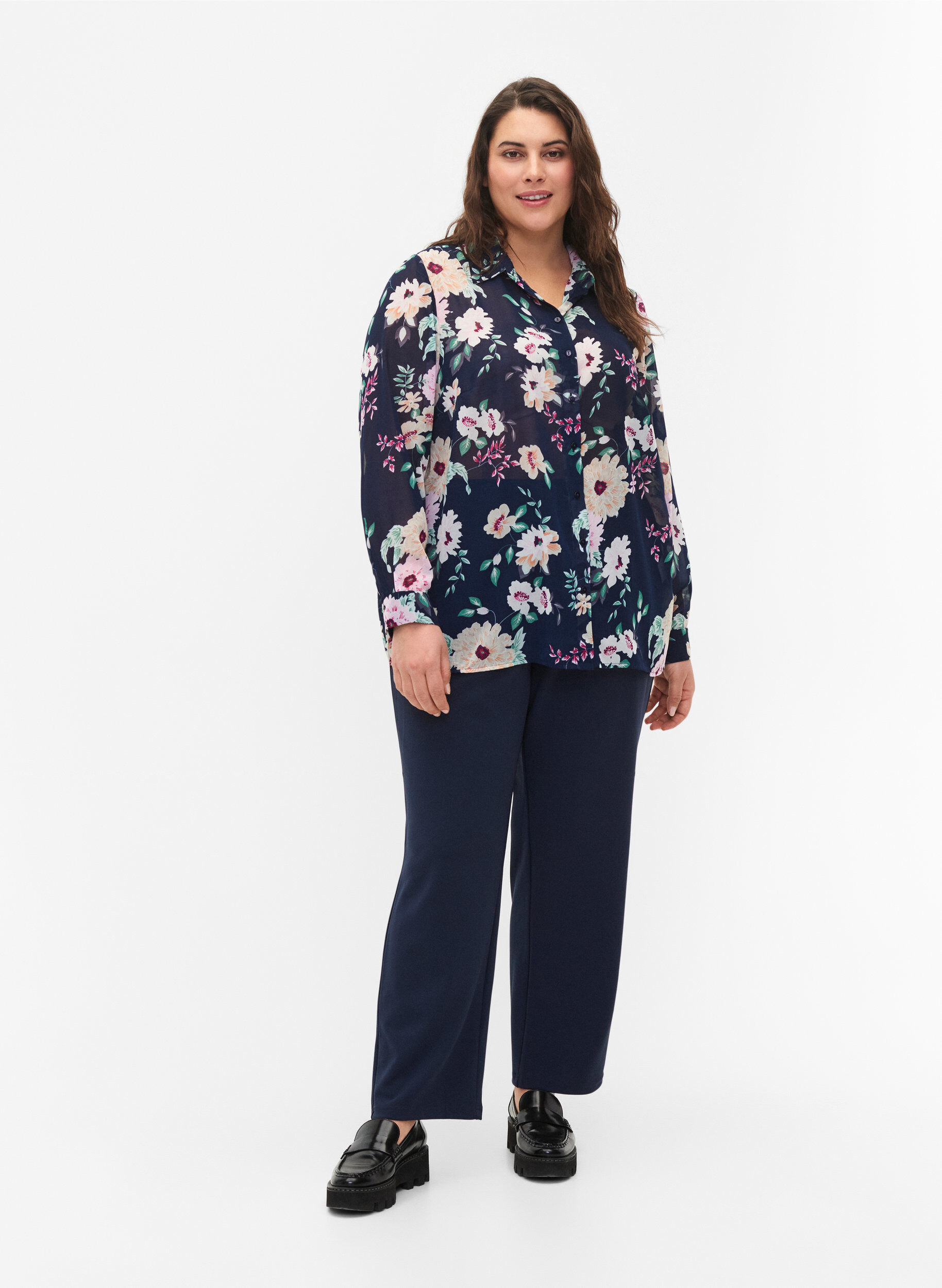 Zizzi FLASH - L&aring;ng&auml;rmad skjorta med blomm&ouml;nster, Navy Flower, Model image number 2