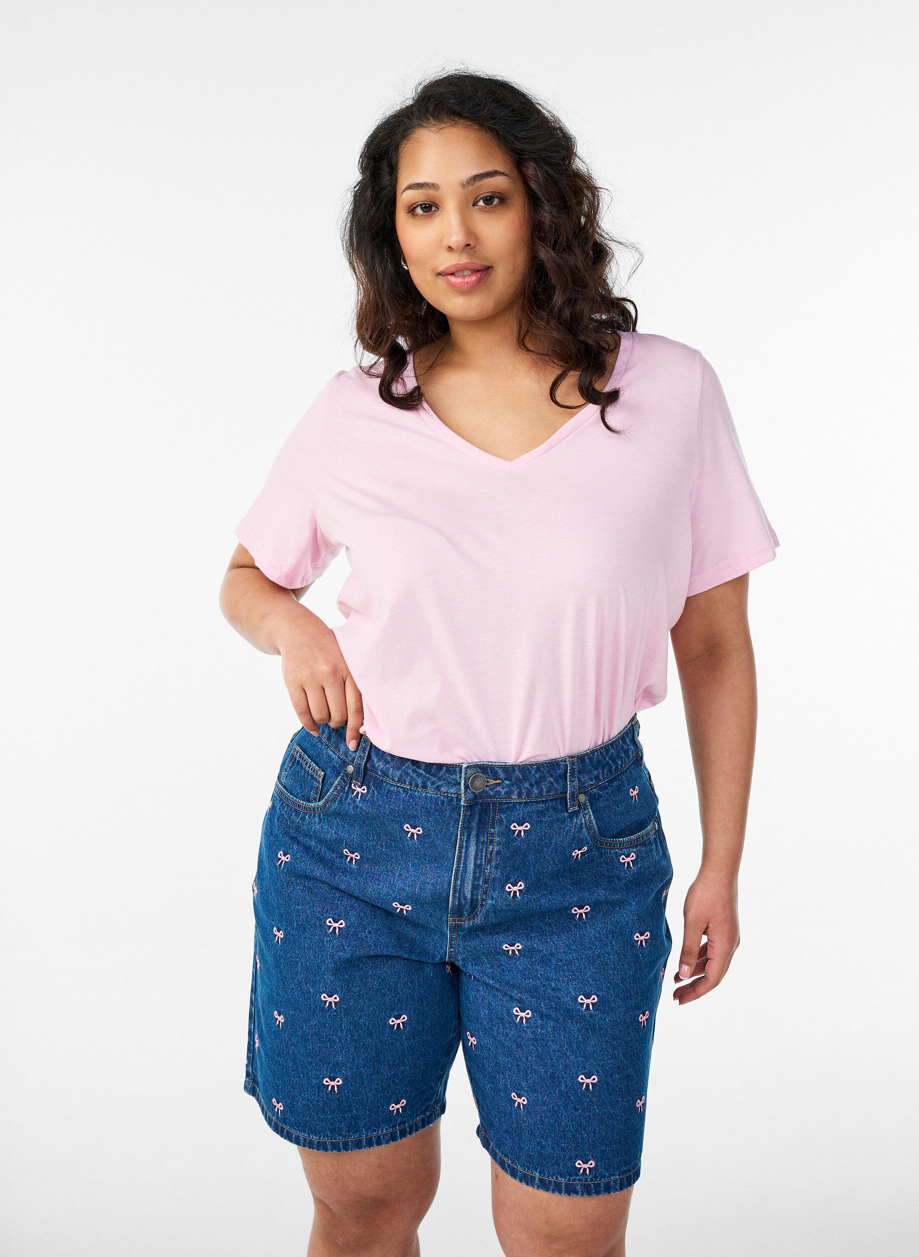 ZizziBroderade jeansshorts, Bl&aring;, Model image number 0