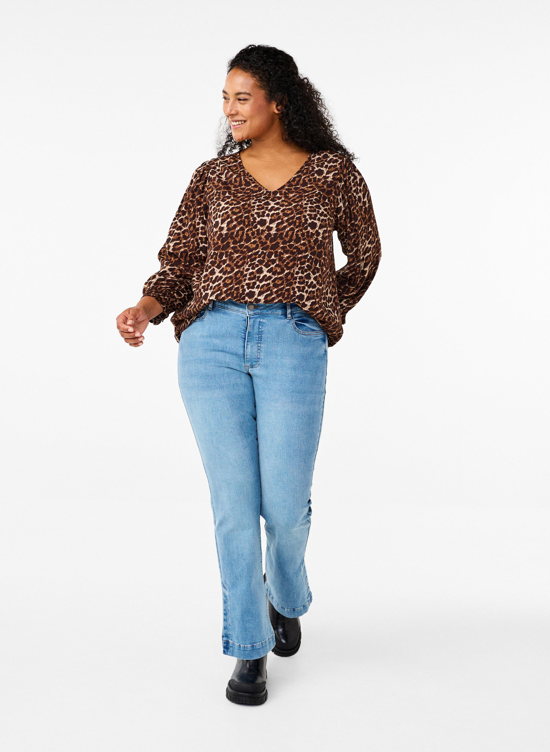 Zizzi Leopardm&ouml;nstrad blus med trekvarts&auml;rm, Leo AOP, Model image number 2
