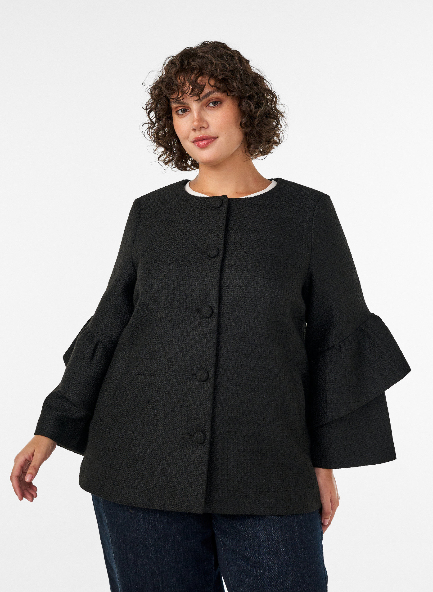 ZizziJacka i boucl&eacute; med volangdetaljer, Svart, Model image number 3
