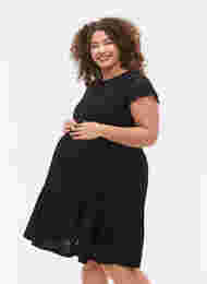 Klänning för gravida med broderi anglaise med amningsfunktion, Black, Model