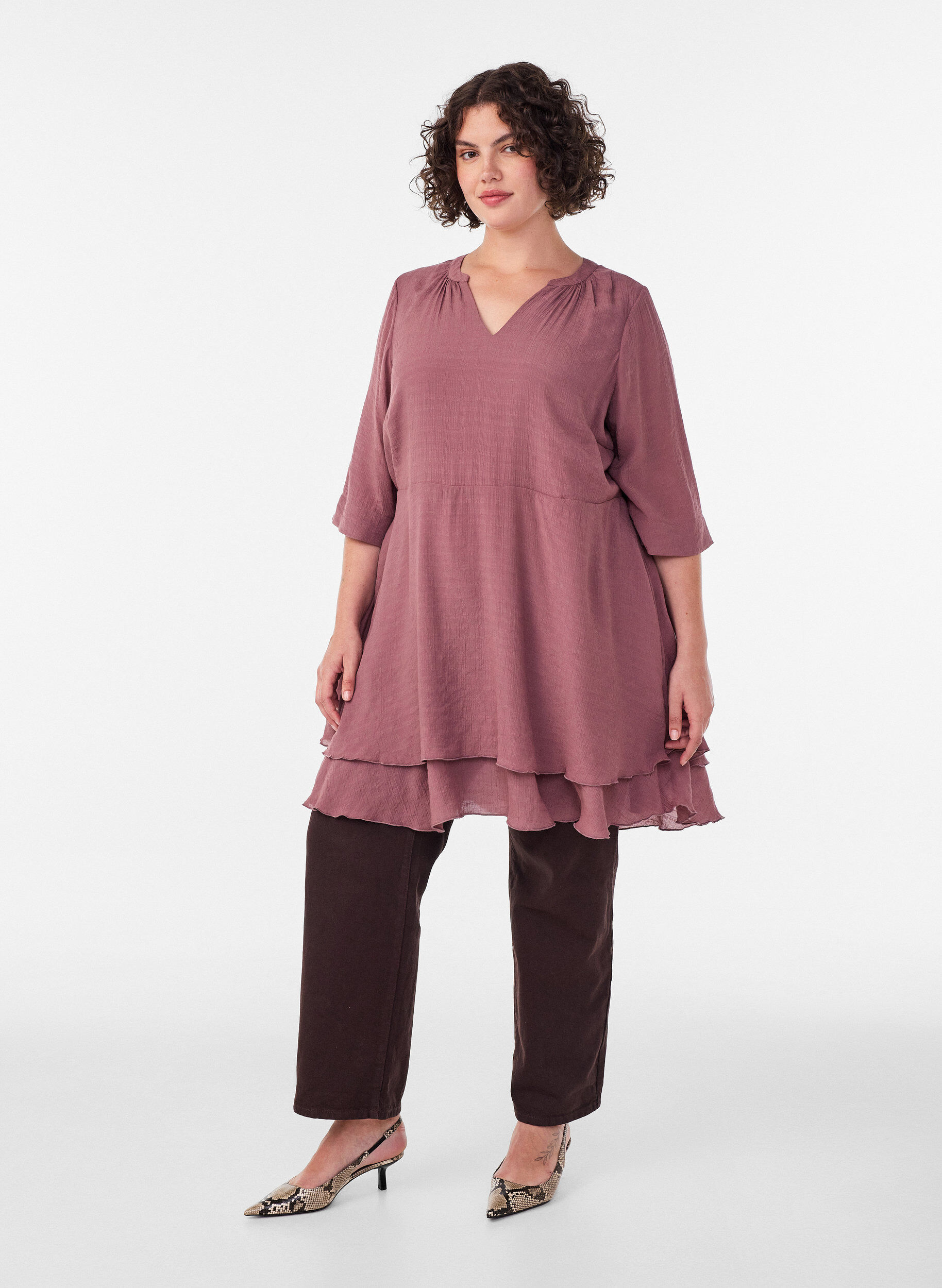 ZizziA-linjeformad kl&auml;nning med volanger i lager, Rosa, Model image number 1