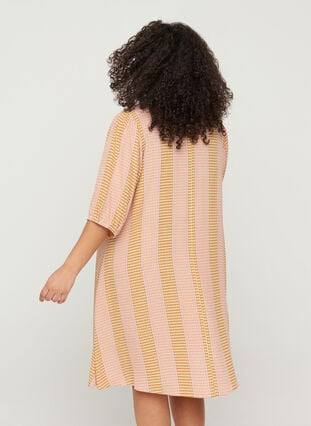 Viskosklänning med mönster och v-ringning, Apple Cinnamon AOP, Model image number 1