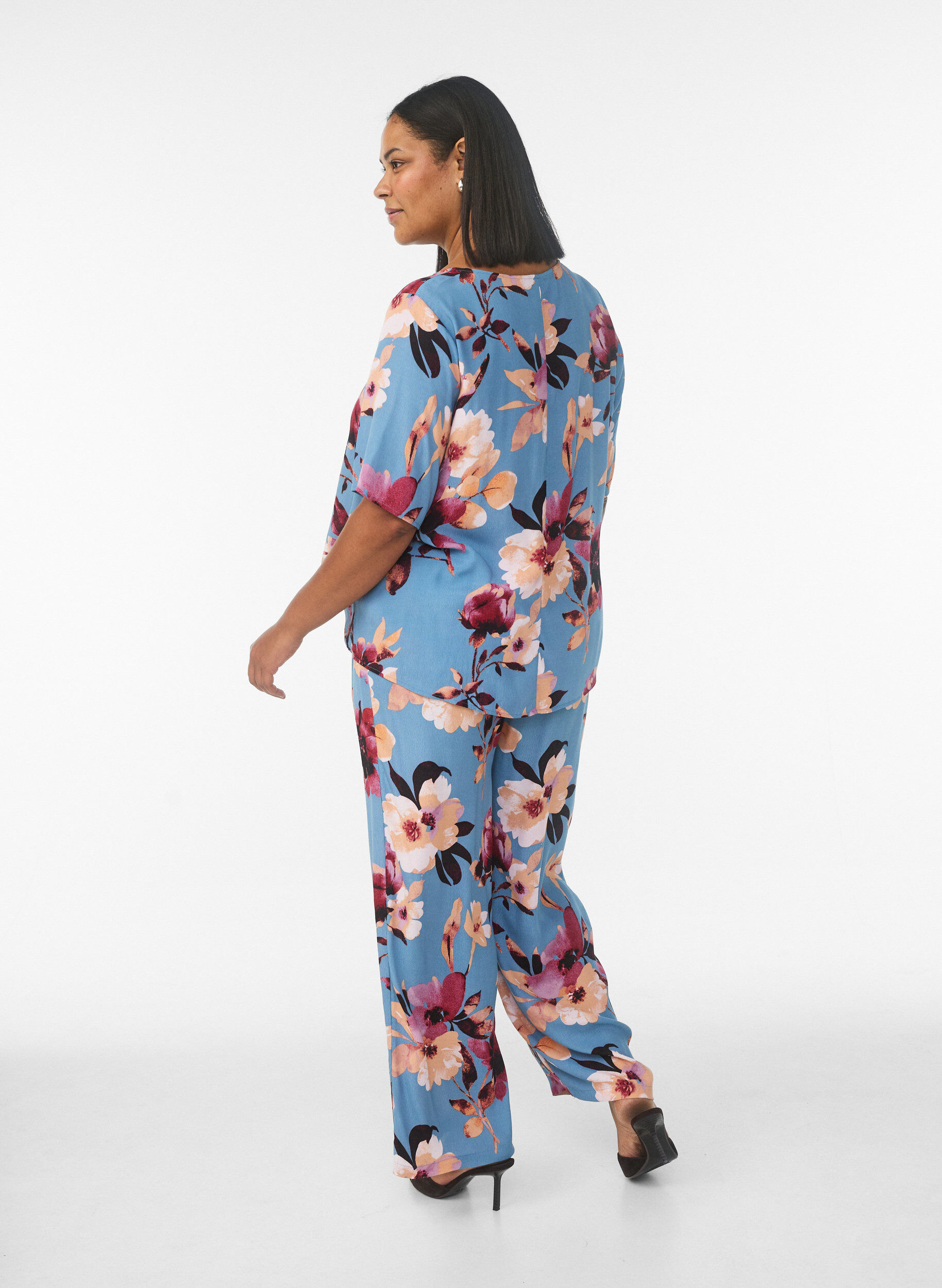 Zizzi Byxor med l&ouml;s passform i viskos med tryck, Bl&aring;, Model image number 1