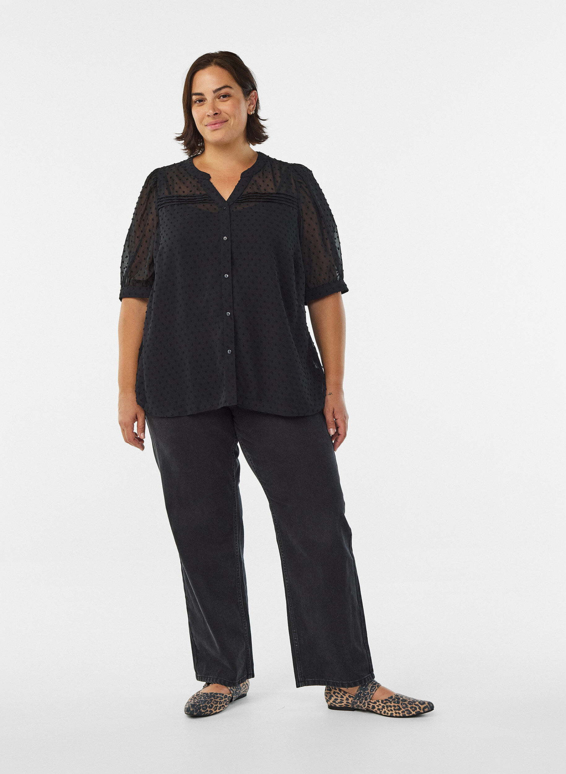 Zizzi Kort&auml;rmad blus med prickig struktur, Svart, Model image number 1