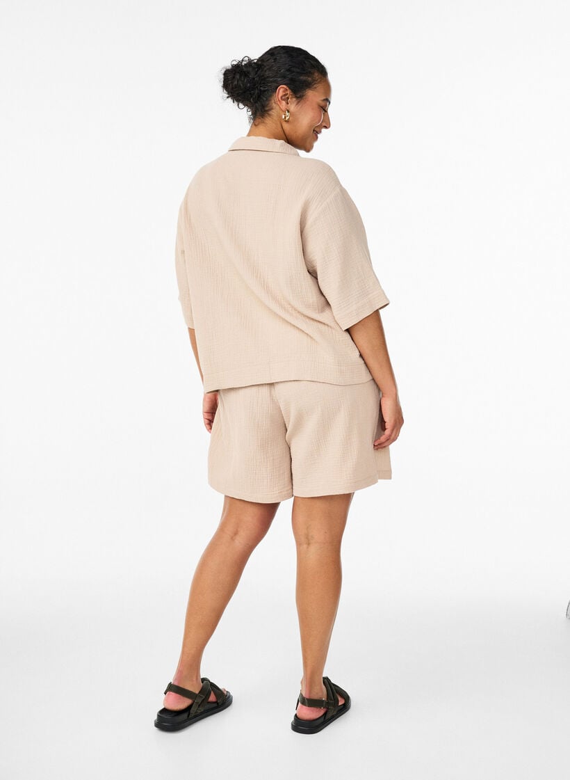 Shorts i bomullsmuslin med h&ouml;g midja, Beige, Model image number 2