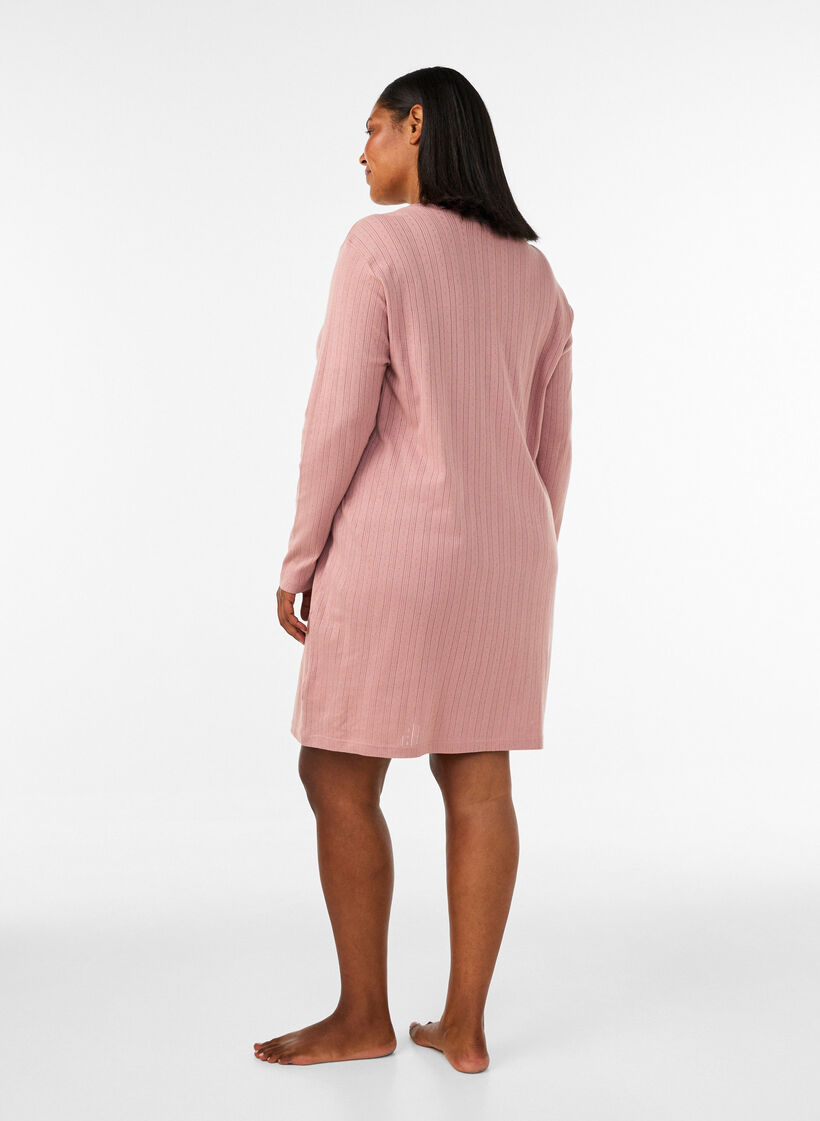 Nattlinne i ekologisk bomull med h&aring;lbroderi, Rosa, Model image number 2