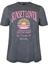 T-shirt i bomull med tryck framtill och en tv&auml;ttad look, Gr&aring;