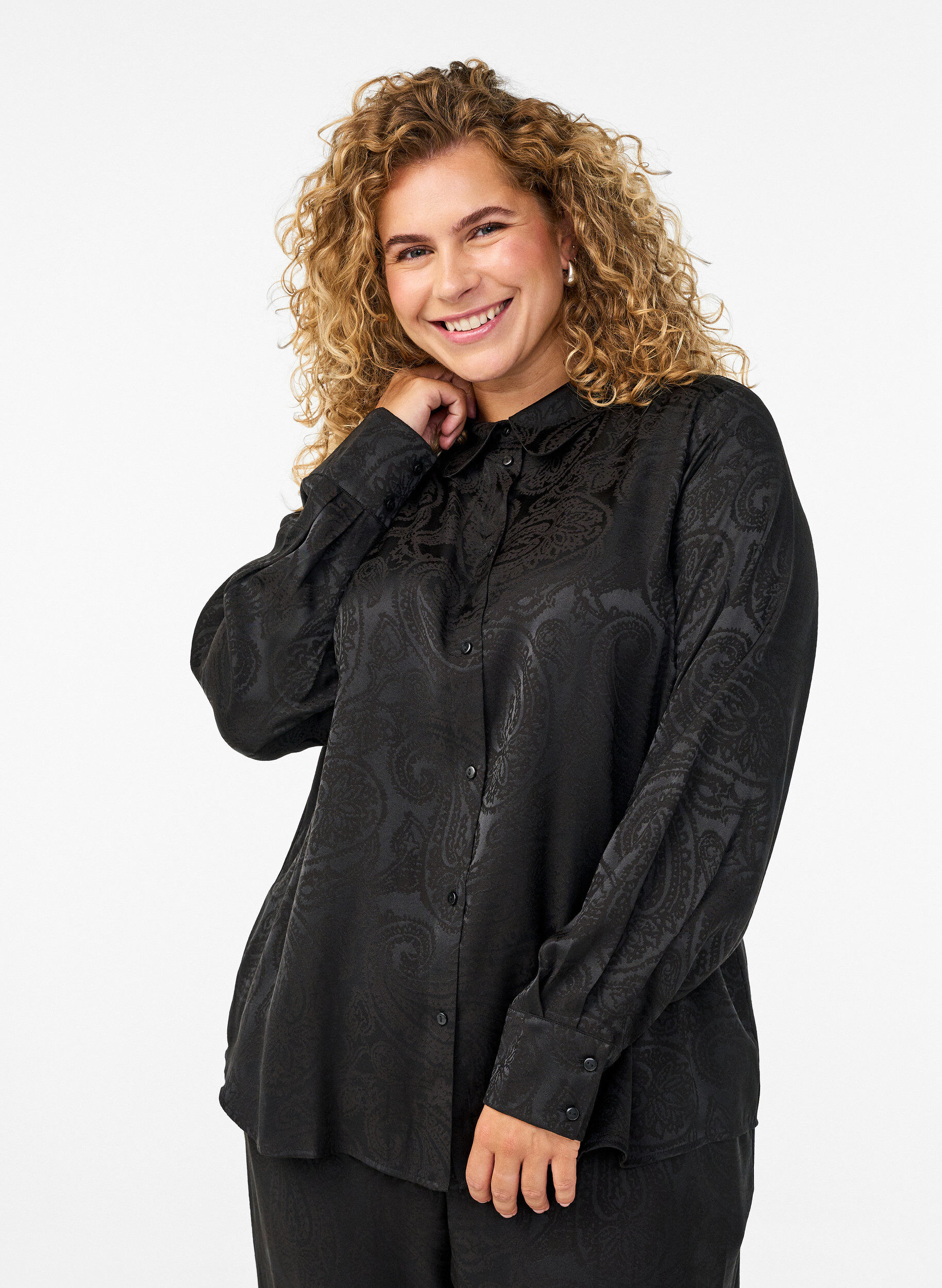 Skjorta med ton-i-ton paisleym&ouml;nster, Svart, Model