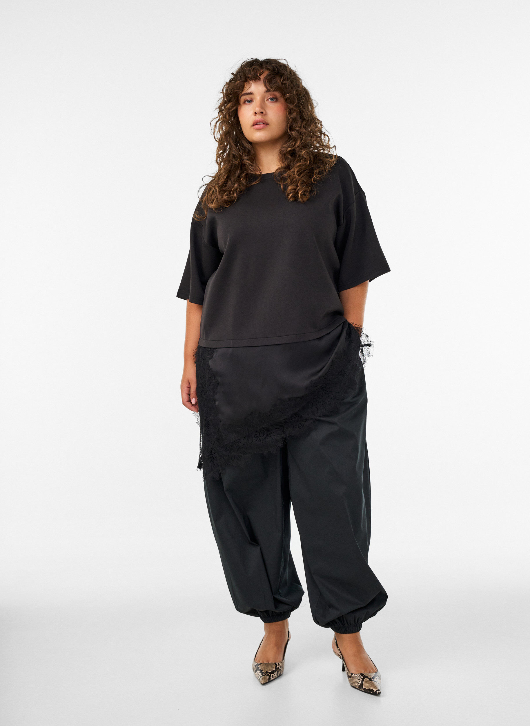 ZizziBallongbyxor med fickor och res&aring;r i midjan, Svart, Model image number 1