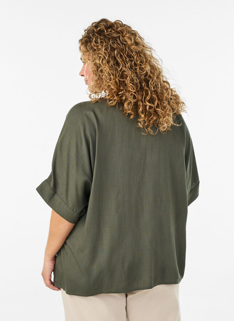 Blus i viskos med virkade detaljer och knappar, Gr&ouml;n, Model image number 2