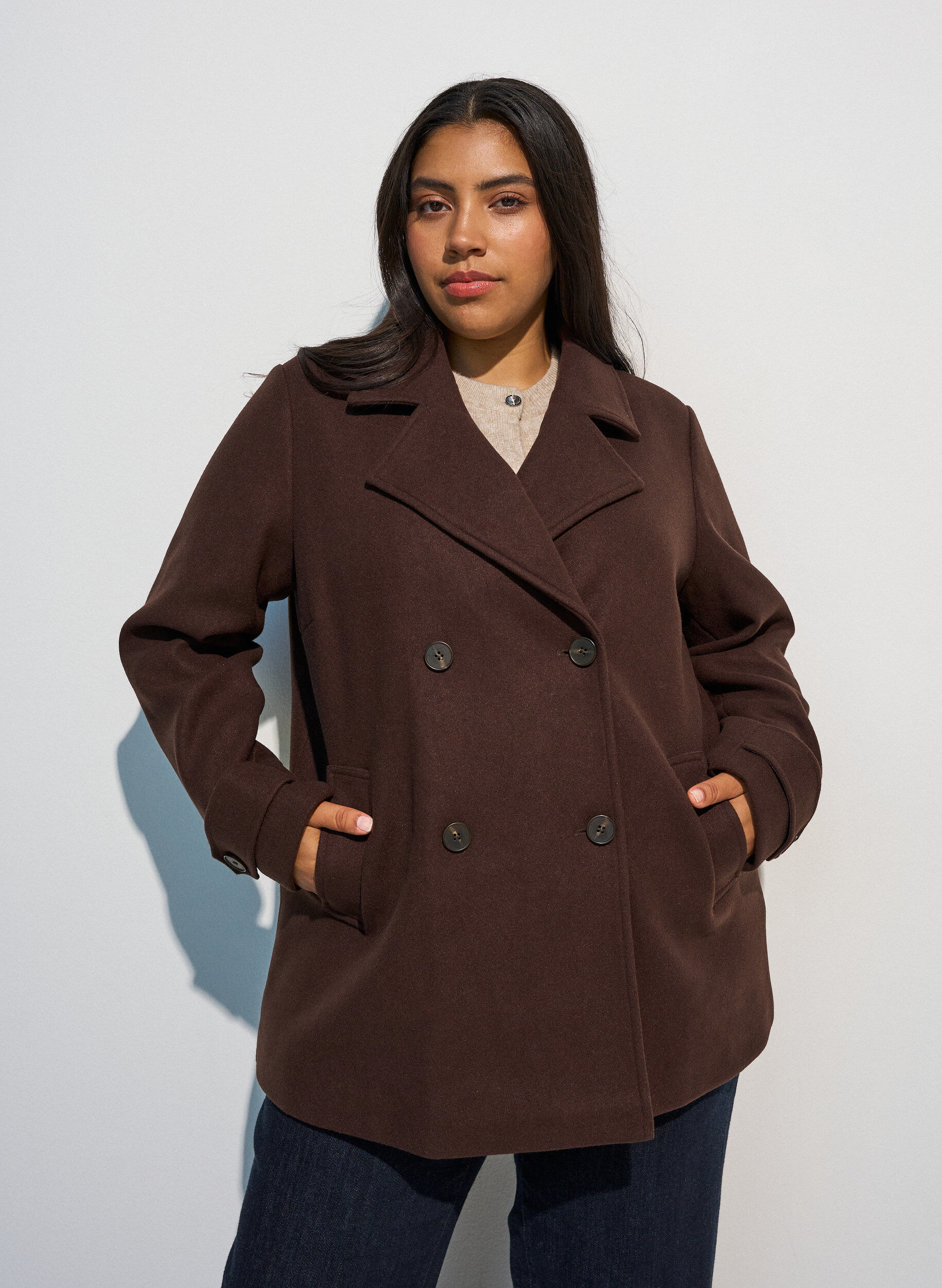 Kort kappa med dubbelkn&auml;ppt kn&auml;ppning, Brun, Model