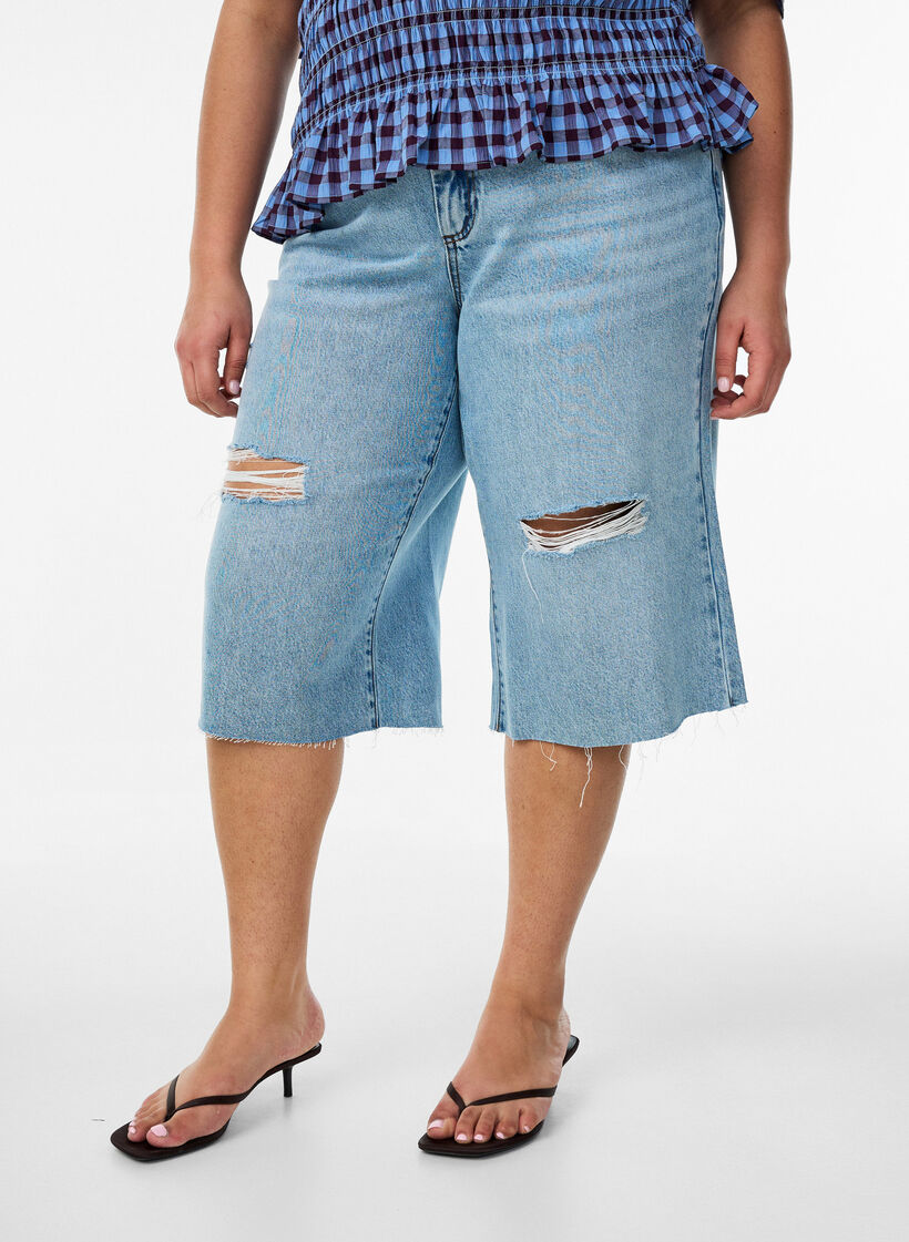 Croppade jeans med en sliten look och r&aring;a kanter, Bl&aring;, Model