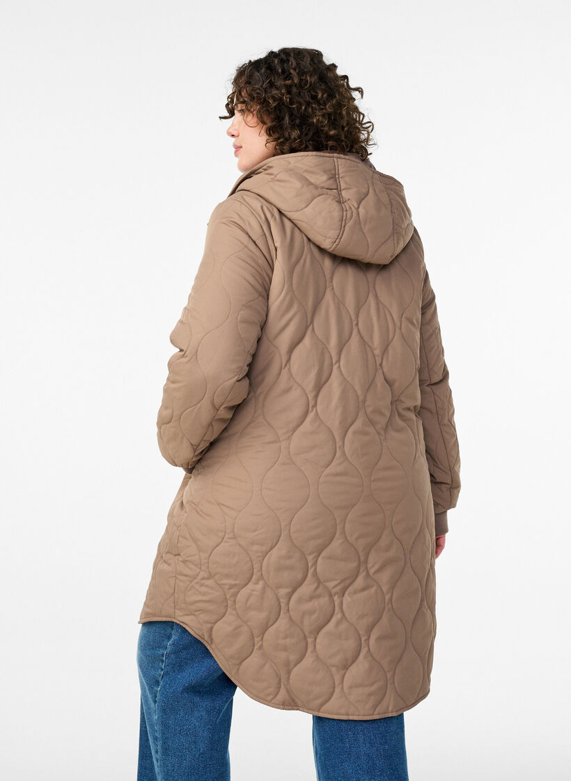 Mell&aring;ng quiltad jacka med huva, Brun, Model