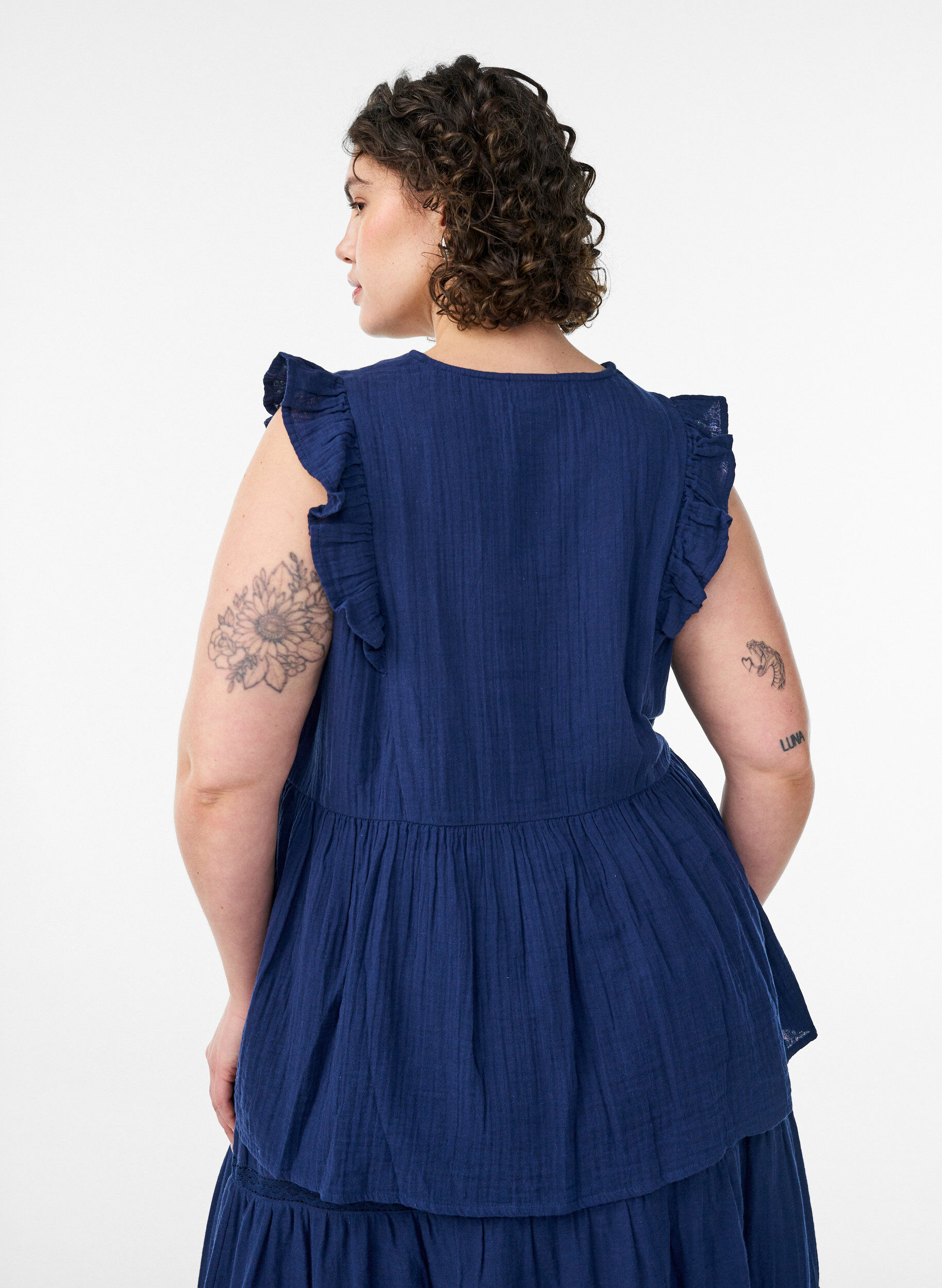Zizzi&Auml;rml&ouml;s blus i bomullsmuslin med volanger, Bl&aring;, Model image number 2